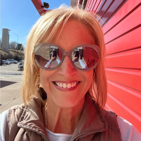 Meet your Posher, Tara - Picture 2 of 2